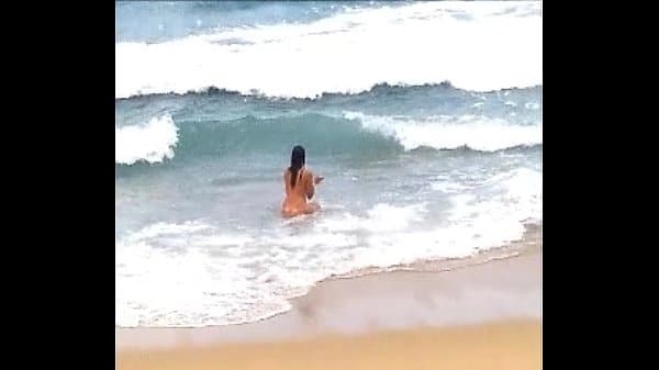 Familia na praia de nudismo