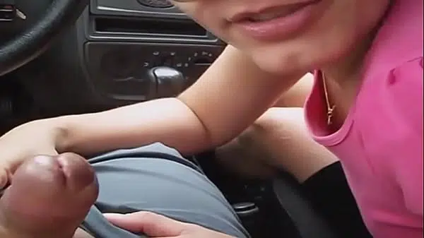 Mostrando os peitos na rua