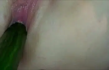 Novinha com pepino Novinha com pepino