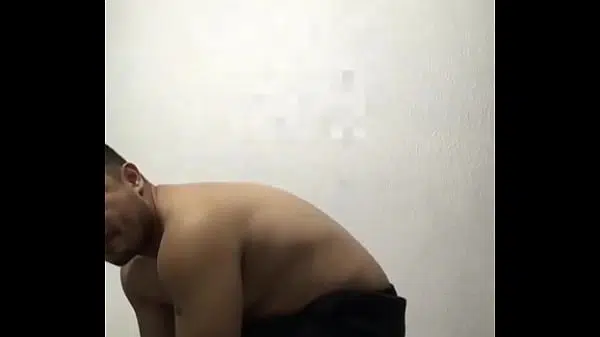 Novinha dançando e tirando a roupa