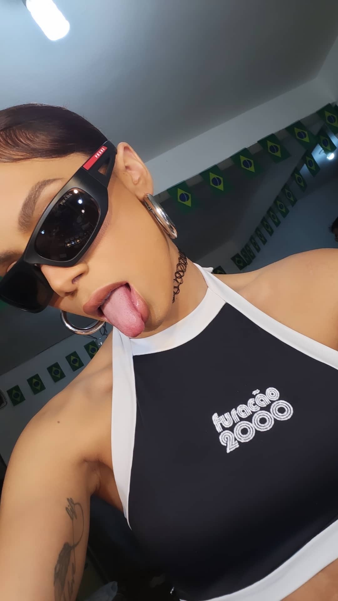 Anitta pagando boquete em novo clipe explicito