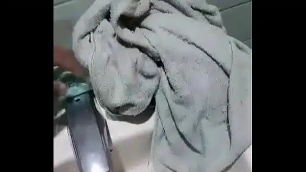Marido filmou a esposa saindo do banho