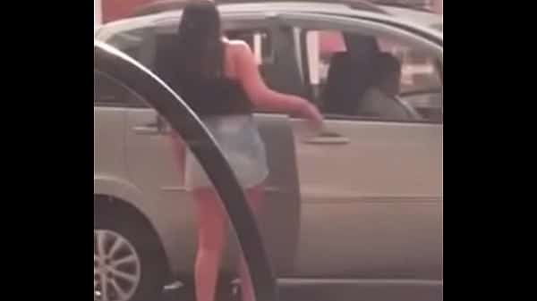 Novinha pelada no posto de gasolina