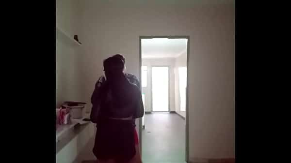 Tio olhando subrinha