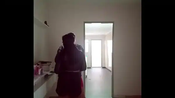 Tio olhando subrinha