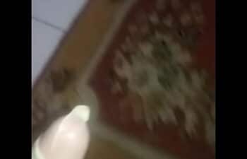 Corno chupando a esposa e amante comendo Corno chupando a esposa e amante comendo