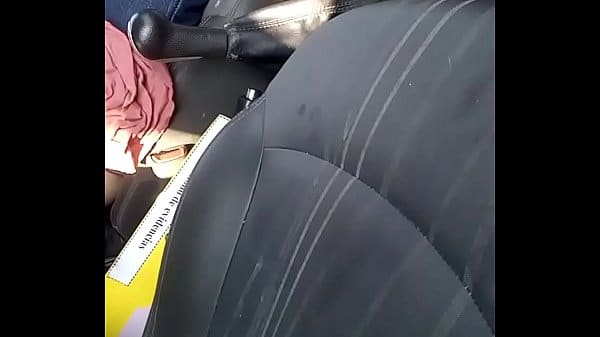 Duas no vidro do carro