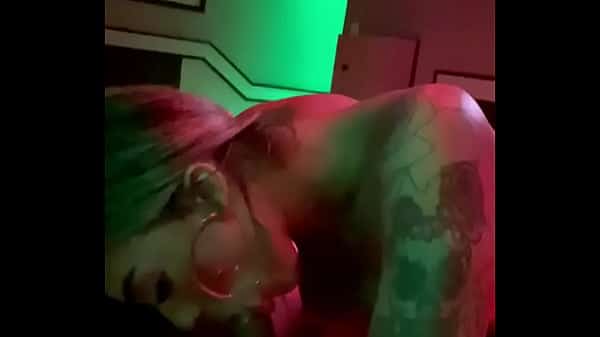 Mulheres se pegando na balada