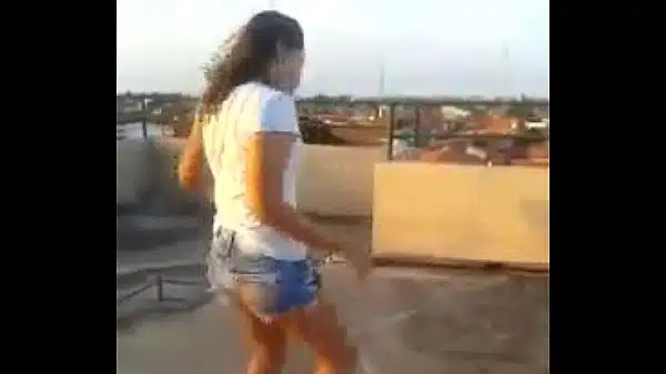 Tatuada dançando