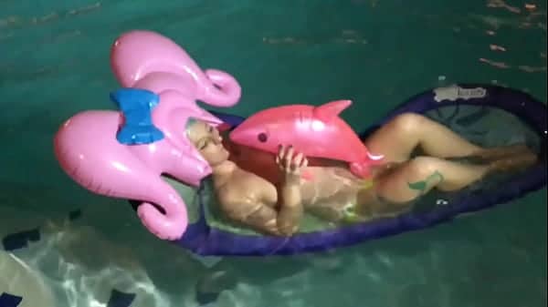 Trocando de lugar com a boneca inflavel
