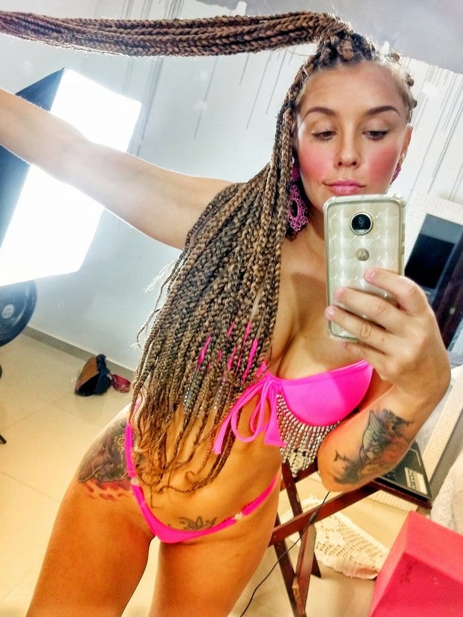 Agata Leal transando nua rabuda tatuada dando cuzinho