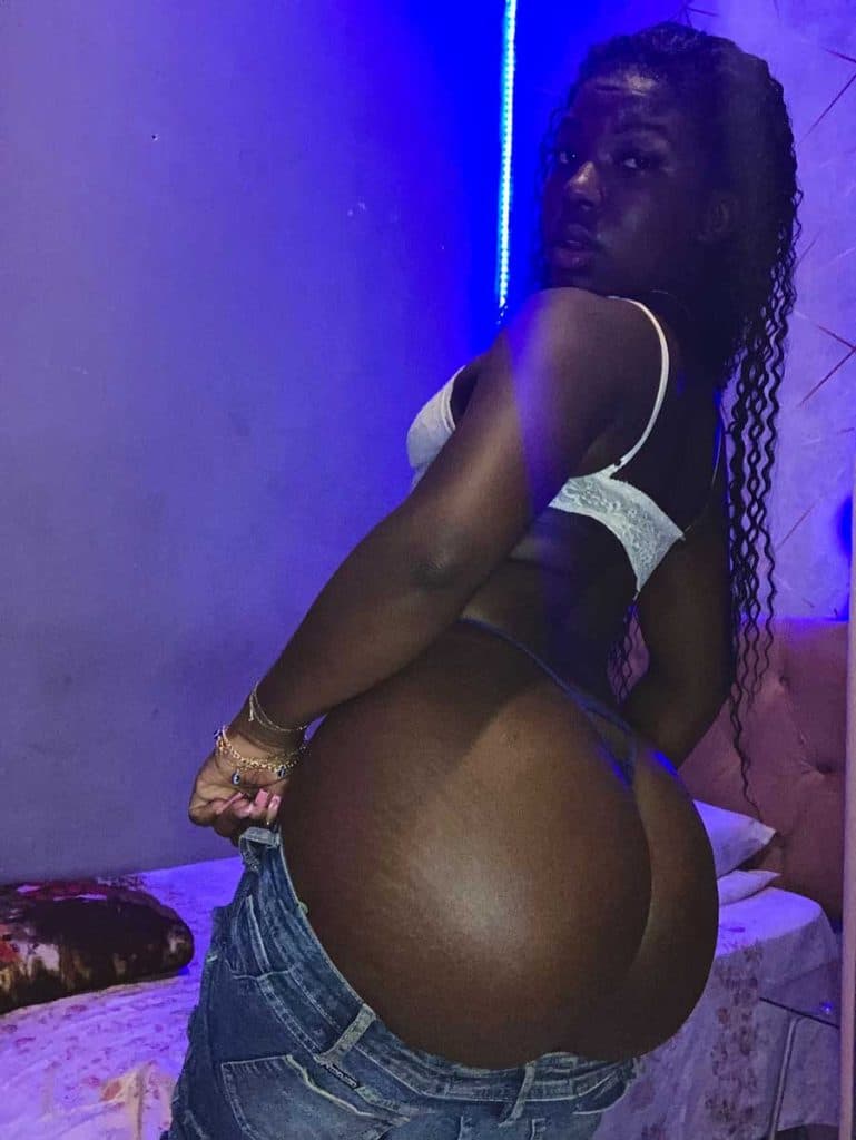 Holly Bombom transando negra pelada fodendo seu cuzão grande