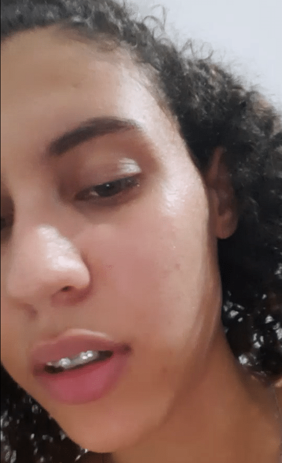 Yasmin Gurgel pelada se masturbando com plug no cuzinho