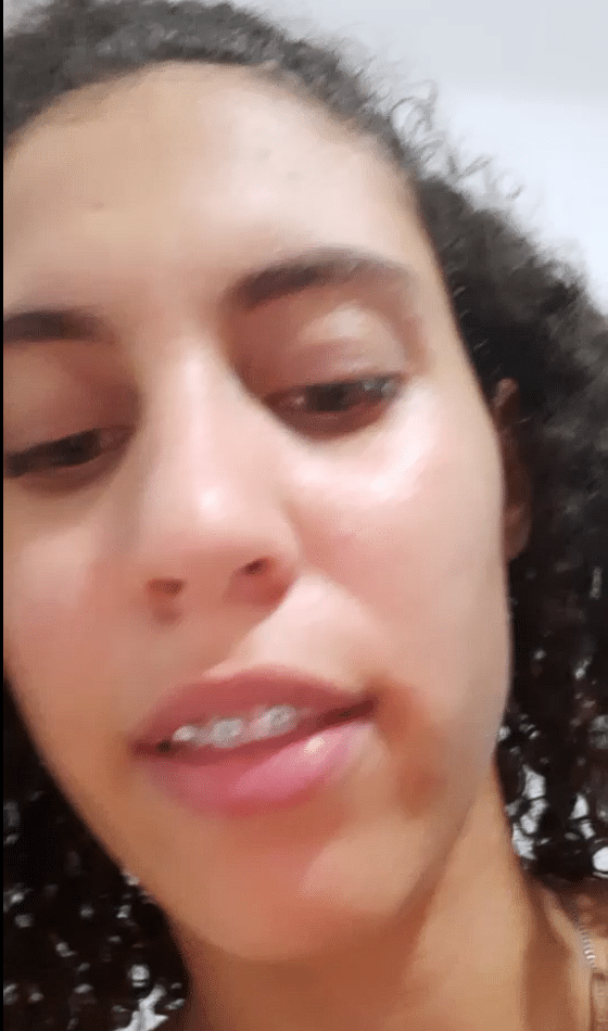 Yasmin Gurgel pelada se masturbando com plug no cuzinho