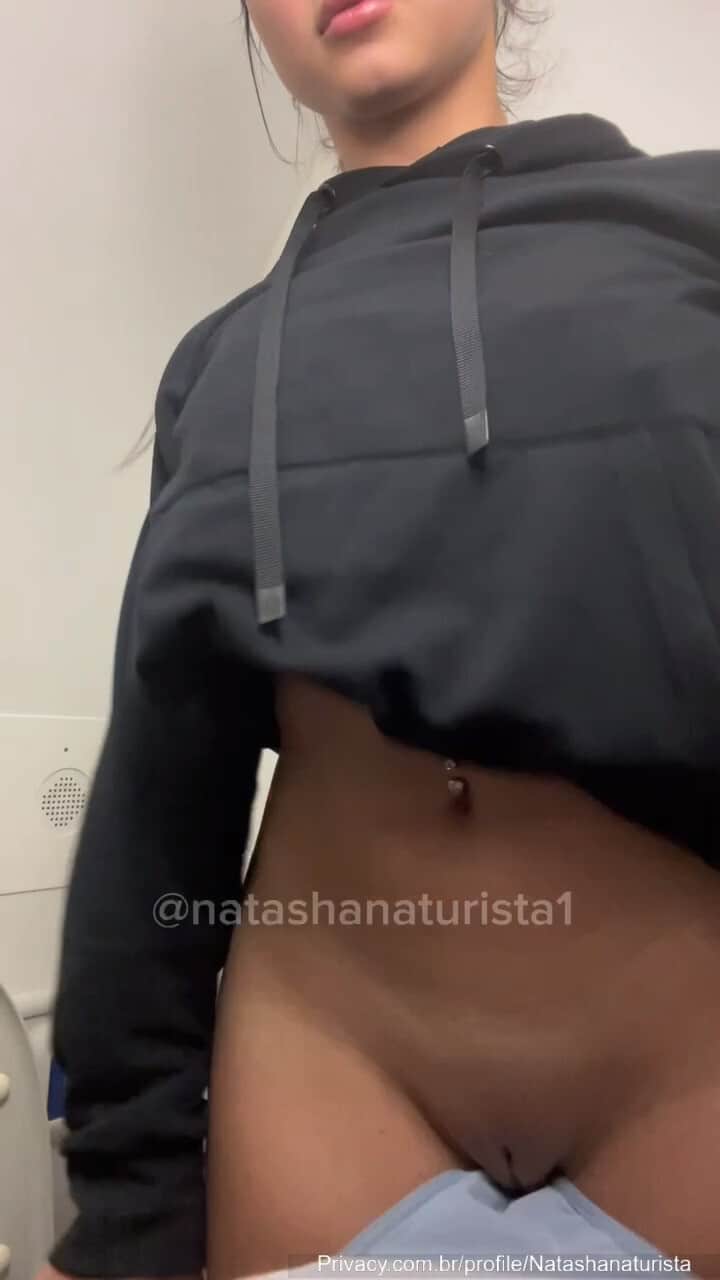Natasha Steffens porno pelada masturbando no banheiro