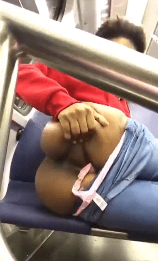 Pretinha vendedora de bala se masturbando no metrô