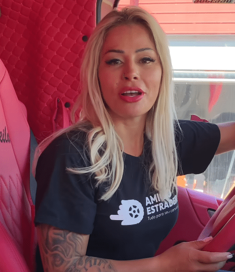Caminhoneira Sheila Bellaver fodendo cuzinho no caminhão