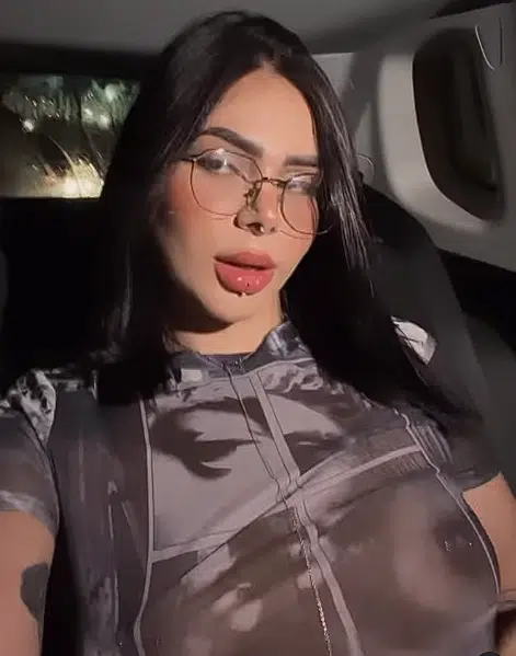 Lary Cubas transando dando a buceta eo cuzinho