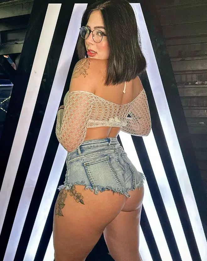 Lary Cubas transando dando a buceta eo cuzinho