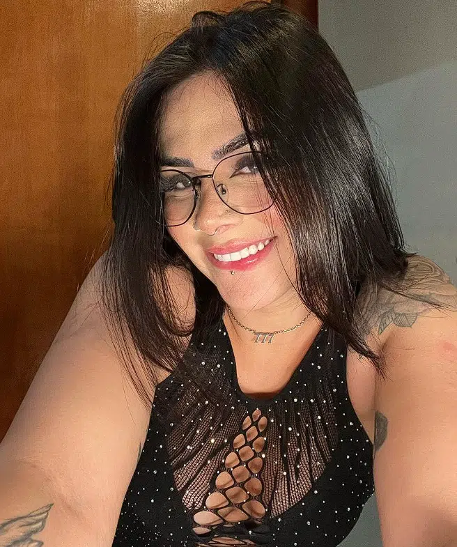 Lary Cubas transando dando a buceta eo cuzinho