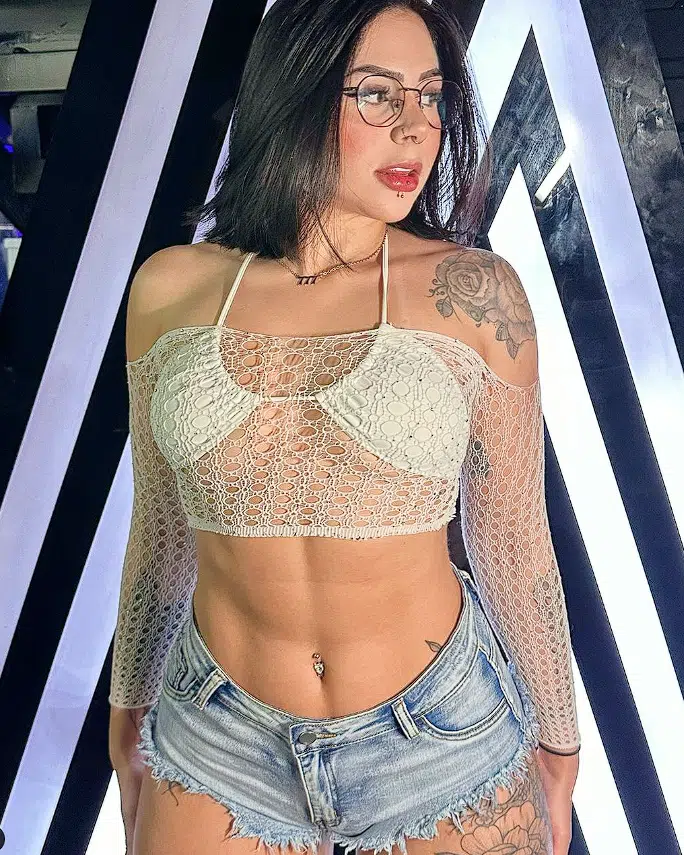 Lary Cubas transando dando a buceta eo cuzinho