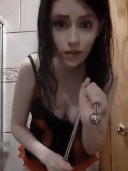Prima pelada enfiando gancho anal no cuzinho
