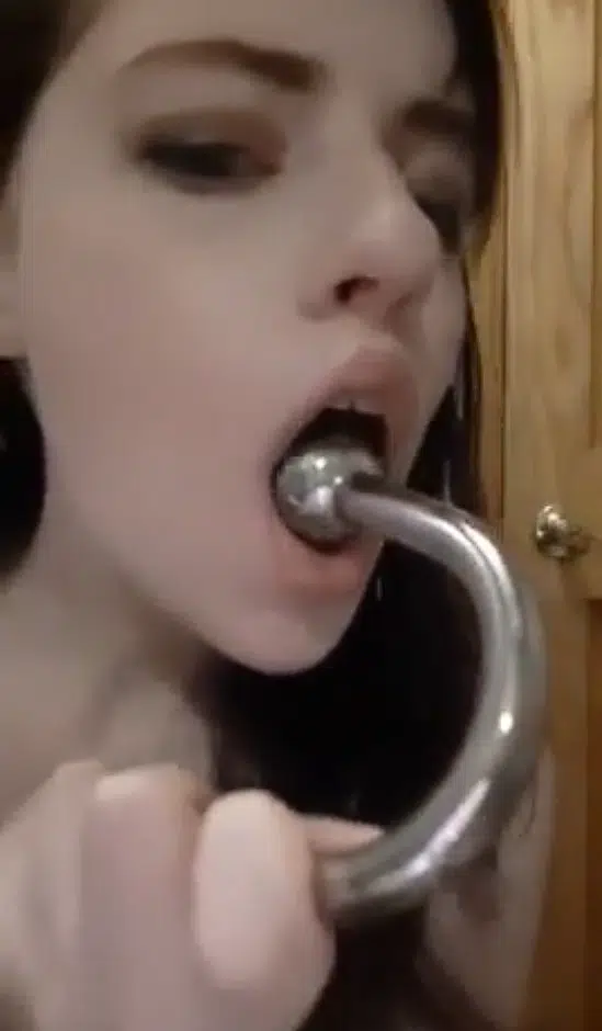 Prima pelada enfiando gancho anal no cuzinho