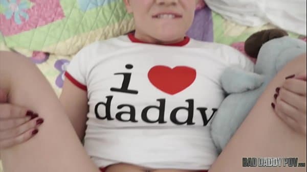 Filme pornofilme de incesto com fiolha dando a bucetinha