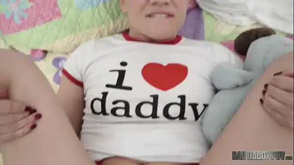 Filme pornofilme de incesto com fiolha dando a bucetinha