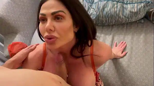 Mãe siliconada gostosa deu sua buceta deliciosa