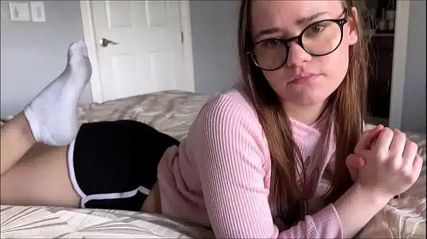 Novinha nerd transando com irmã novinha de 18 anos