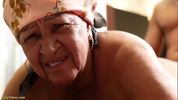 Velha de 70 anos transando com seu neto sortudo