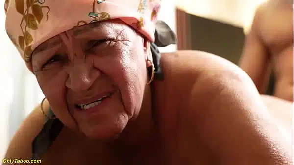 Velha de 70 anos transando com seu neto sortudo