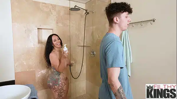 Xxxboquete e sexo da madrasta tatuada rabuda