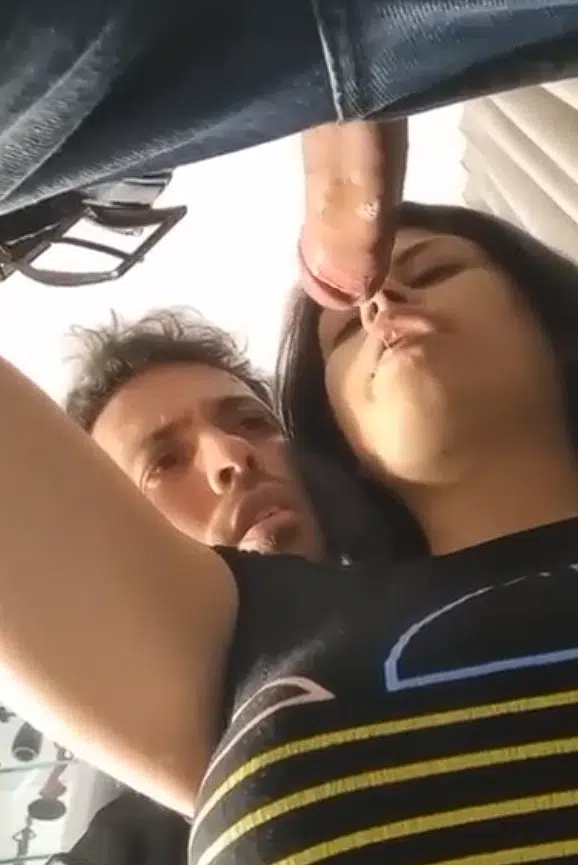 Corno beijando a esposa enquanto ela chupa o amigo