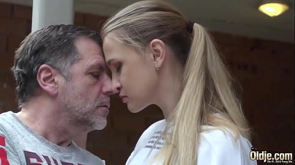 Filmedepornô do incesto gostoso com filha putinha