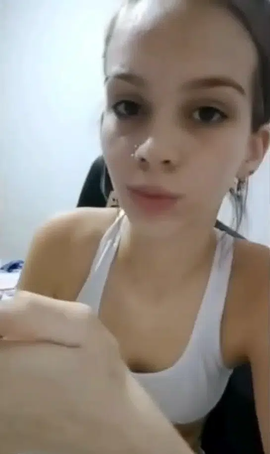 Garotinha pelada enfiando dedo no cuzinho