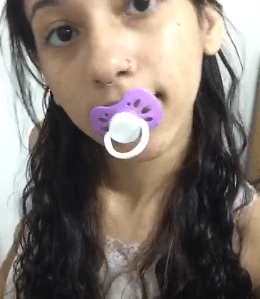 Nenenzinha pelada masturbando bucetinha pequena