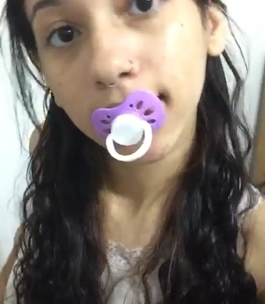Nenenzinha pelada masturbando bucetinha pequena