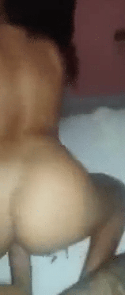 Meteu com força na buceta da novinha depois gozou na cara
