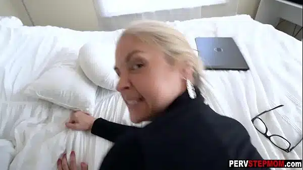 Mulher dando abuceta gostosa pro enteado sortudo
