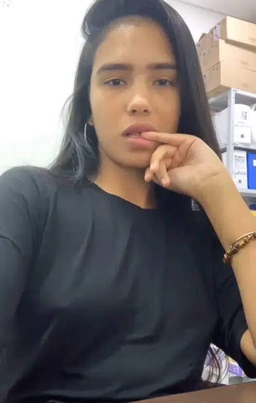 Mulher pelada fazendo live se masturbando no trabalho abrindo cuzinho