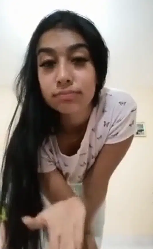 Namorada novinha mandou video arrombando o cuzinho