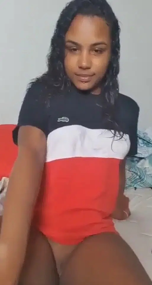 Novinha bucetuda pretinha caiu na net fazendo live se masturbando