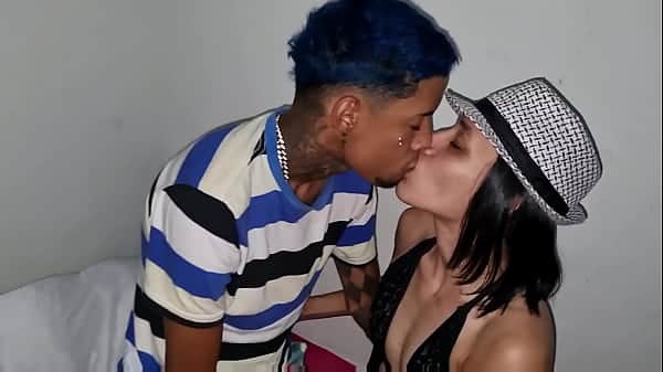 Novinha vadia transando com o primo pirocudo