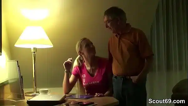 Pornographie extrême incesto com loira dando pro avô