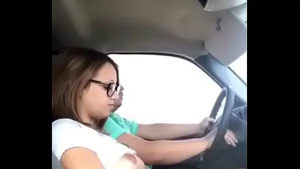 Prima novinha safada dentro do carro dando a buceta