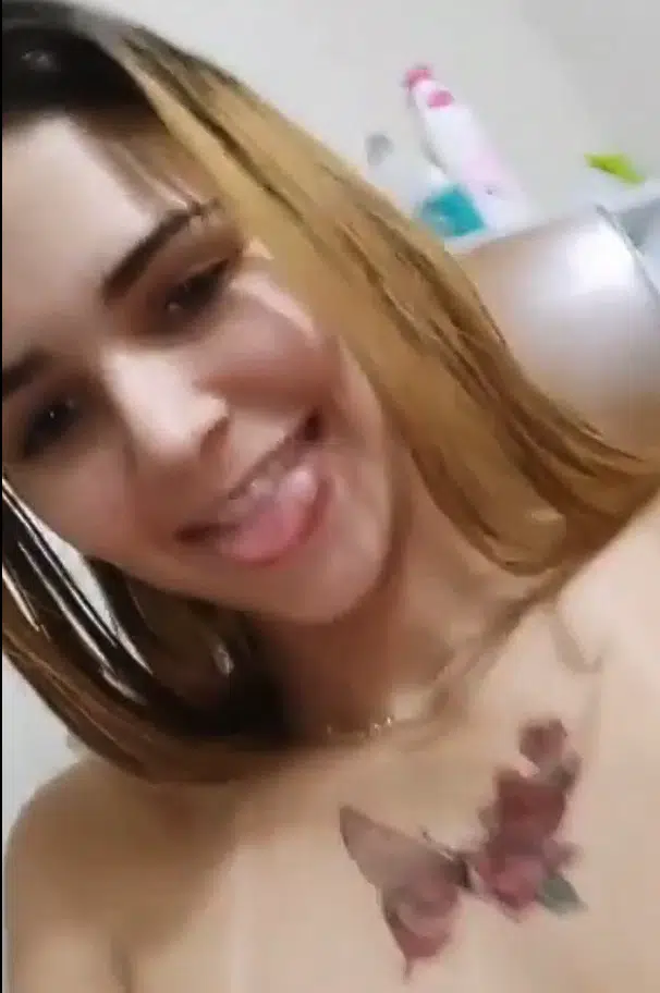 Saindo goza da buceta da novinha no banheiro
