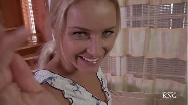 Vidosporno madrasta loira sensual dando sua buceta