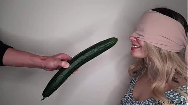 Xporno loira vendada fazendo boquete no irmão